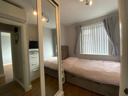 BEDROOM THREE 9'2 x 6'1