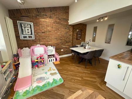 KITCHEN/DINING/FAMILYROOM: 22'8X19'6