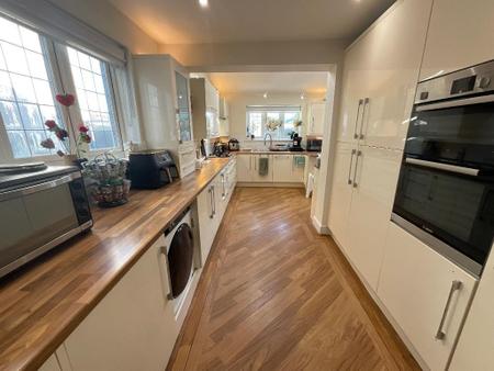 KITCHEN/DINING/FAMILYROOM: 22'8X19'6