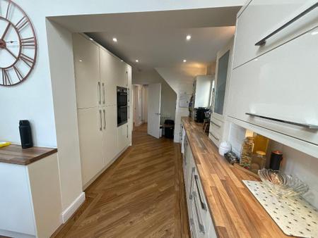 KITCHEN/DINING/FAMILYROOM: 22'8X19'6