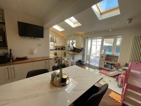 KITCHEN/DINING/FAMILYROOM: 22'8X19'6