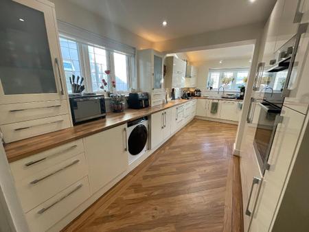 KITCHEN/DINING/FAMILYROOM: 22'8X19'6