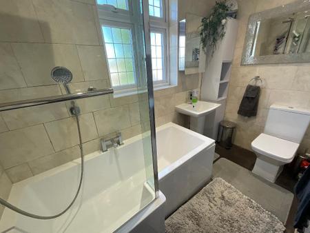 FIRST FLOOR BATHROOM