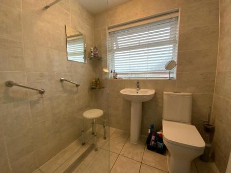 FIRST FLOOR SHOWER ROOM