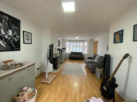 LIVING ROOM 25'2 x 11'6