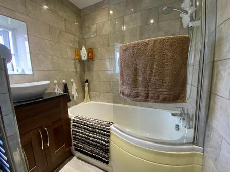 FIRST FLOOR BATHROOM