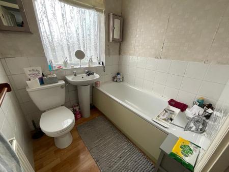 FIRST FLOOR BATHROOM