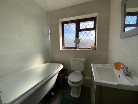 FIRST FLOOR BATHROOM