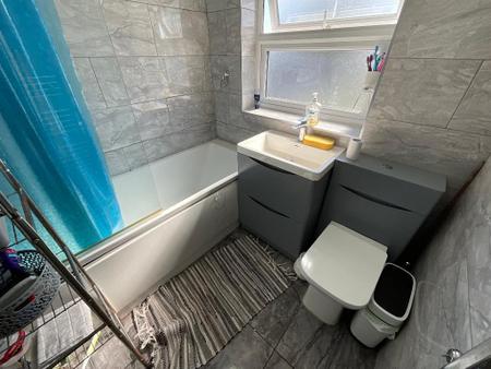 FIRST FLOOR BATHROOM