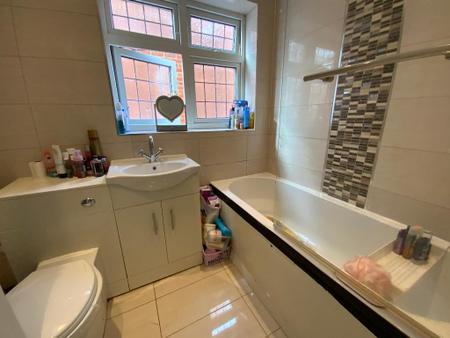 FIRST FLOOR BATHROOM