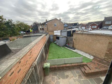 REAR GARDEN approx 30ft