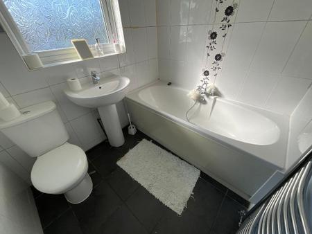 FIRST FLOOR BATHROOM