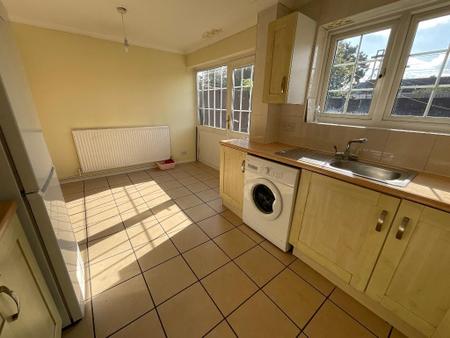 KITCHEN 15'8 x 9'2