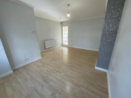 LIVING ROOM 16'2 x 12'4