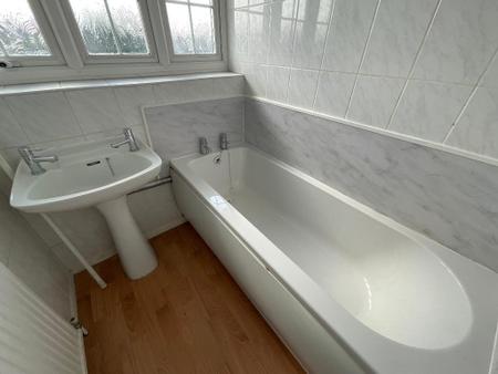 FIRST FLOOR BATHROOM