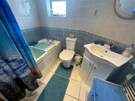 GROUND FLOOR BATHROOM