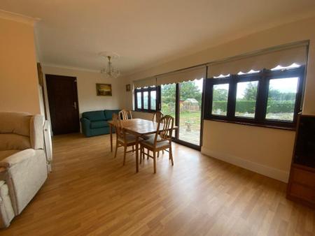 LIVING ROOM/DINER 32'3 x 20'7>11'