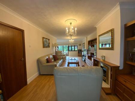 LIVING ROOM/DINER 32'3 x 20'7>11'