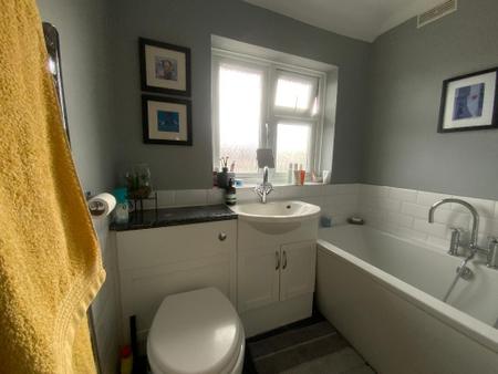 FIRST FLOOR BATHROOM