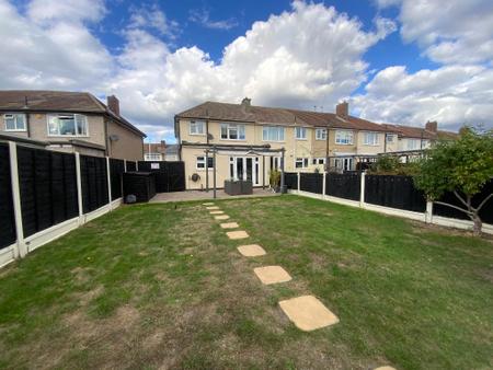 REAR GARDEN approx 80ft