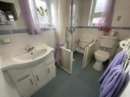 FIRST FLOOR BATHROOM