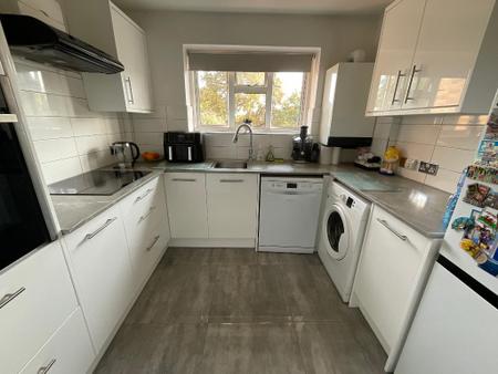 KITCHEN 9' x 7'7