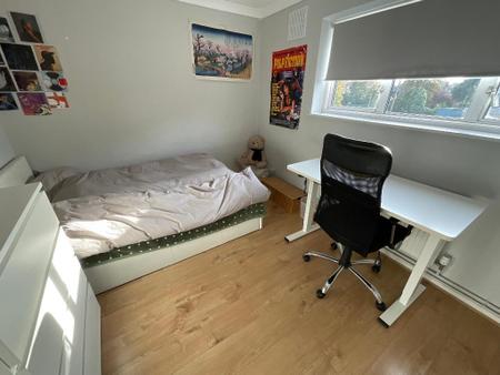 BEDROOM TWO 10'9 x 9'2