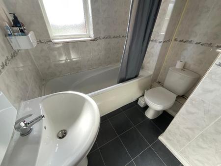 FIRST FLOOR BATHROOM