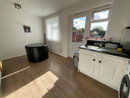 KITCHEN 15'6 x 9'6