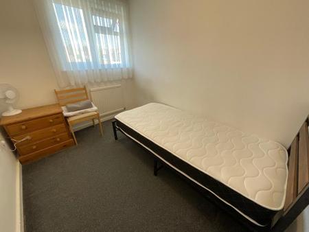 BEDROOM THREE 9'2 x 6'8