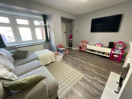 LIVING ROOM 13'3 x 12'8