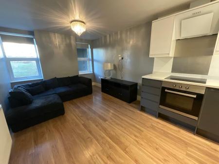 LIVING ROOM/KITCHEN 17' x 9'9
