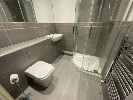 SHOWER ROOM 6'2 x 5'9