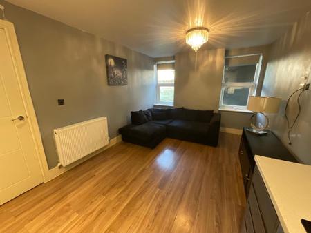 LIVING ROOM/KITCHEN 17' x 9'9