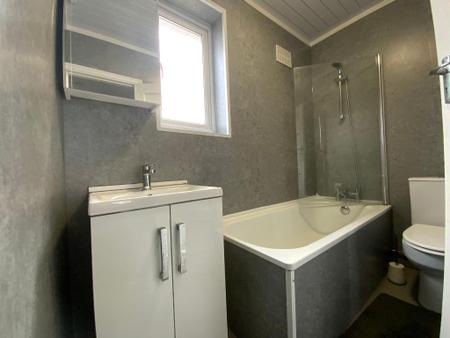 FIRST FLOOR BATHROOM