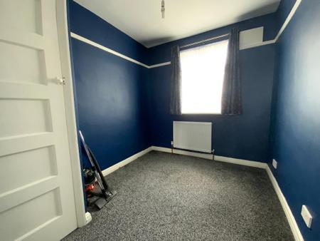 BEDROOM TWO 12'6 x 9'2