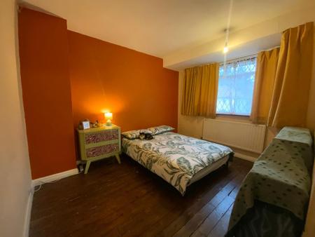 BEDROOM ONE 11'9 x 11'