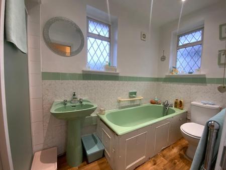 FIRST FLOOR BATHROOM
