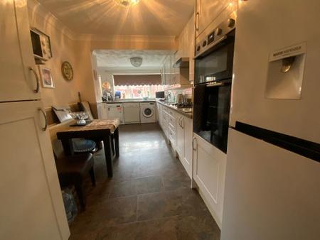 L-SHAPED KITCHEN 20'1 x 16'7