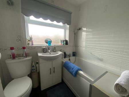 FIRST FLOOR BATHROOM