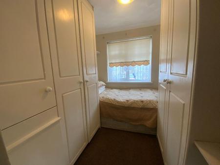 BEDROOM THREE 9' x 6'11