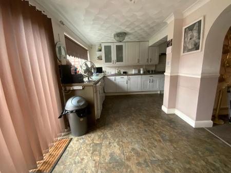 L-SHAPED KITCHEN 20'1 x 16'7