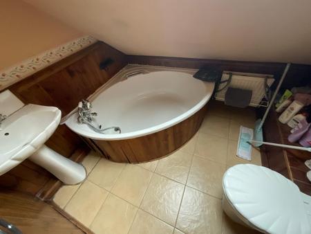 FIRST FLOOR BATHROOM