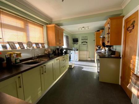 KITCHEN 20'3 x 8'5