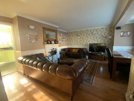 LIVING ROOM 19'9 x 17'2