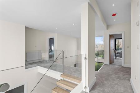 FIRST FLOOR GALLERIED LANDING