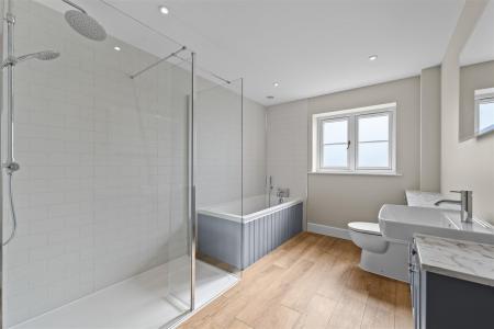 FAMILY BATH/SHOWER ROOM