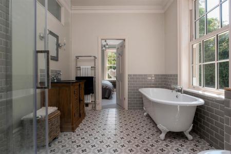JACK & JILL ENSUITE BATHROOM