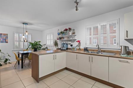 8 Brackendale Close-4.jpg