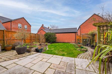 8 Brackendale Close-4.jpg